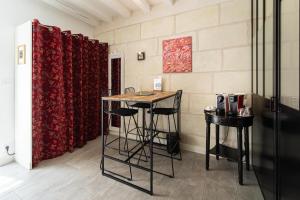 una habitación con una mesa y dos taburetes en Le Clos de La Rousselière B and B en Francueil