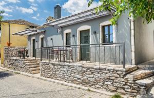 una casa con un muro in pietra e un balcone di Oikos Daretsou a Theológos