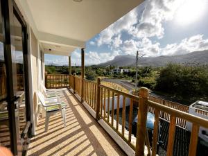 einen Balkon mit einem Stuhl und Blick auf eine Straße in der Unterkunft Tenexia - Mountain View in La Gaulette