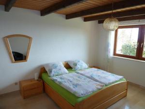 Postel nebo postele na pokoji v ubytování Ferienwohnung Urlaub mit Aussicht