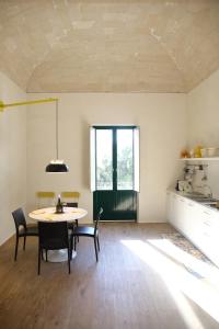 een eetkamer met een tafel en stoelen bij GialloCorallo - Casa Vacanze Trapani in Trapani