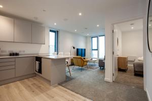 GuestReady - Modern 2BR Flat 6-mins Walk to Old Trafford Stadium