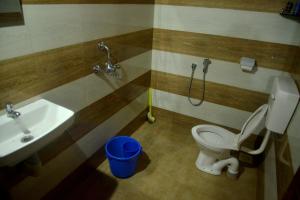 Phòng tắm tại Kudil Mud Cottages, Cheemeni