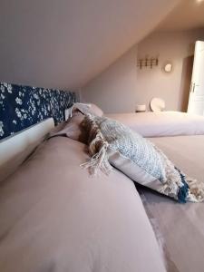 "Chez Mima" - à deux pas de Durbuy! في دربي: امرأة مستلقية على سرير في غرفة