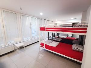 Двухъярусная кровать или двухъярусные кровати в номере Simbol Rooms with free private parking