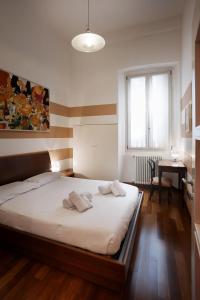 ヴェローナにあるLa Casa del Fotografoのベッドルーム1室(大型ベッド1台、枕2つ付)