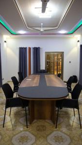een vergaderzaal met een grote tafel en stoelen bij Veke Executive Lodge & Event Center in Cape Coast