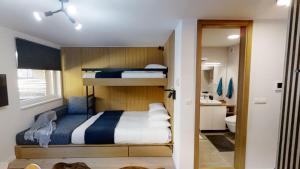 Ένα ή περισσότερα κρεβάτια σε δωμάτιο στο Olimpijska kuca A