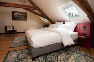 Luxury apartment for two في دينان: غرفة نوم مع سرير أبيض كبير مع نافذة
