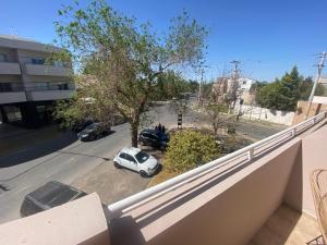 un balcón con un coche blanco aparcado en una calle en Patio San Ignacio en San Juan