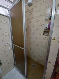 W łazience znajduje się prysznic ze szklanymi drzwiami. w obiekcie Quarto tranquilo e familiar no leblon - Quiet family room in leblon w mieście Rio de Janeiro