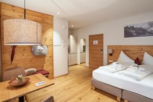 Posteľ alebo postele v izbe v ubytovaní adler alpen apartments