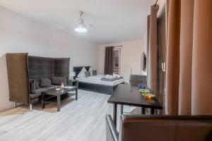 una sala de estar con un sofá y una mesa en My Apartment im Bremer Viertel, en Bremen
