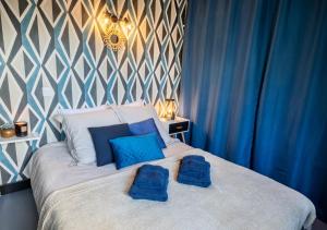 - une chambre avec un lit et 2 serviettes bleues dans l'établissement Chic et Lumineux PROCHE Gare et Parking HYPERCENTRE Agen, à Agen