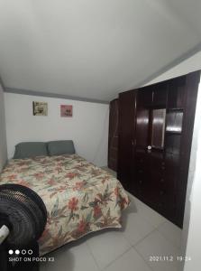 a small bedroom with a bed and a dresser at Casa de condomínio para 6 pessoas, tudo a pé, perto do centro e piscinas naturais in Porto De Galinhas +24 photos