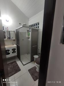 a small bathroom with a shower and a toilet at Casa de condomínio para 6 pessoas, tudo a pé, perto do centro e piscinas naturais in Porto De Galinhas