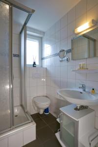 ヴィーク・アウフ・フェールにあるHaus Gud Hööb Whg 03のバスルーム(洗面台、トイレ、シャワー付)
