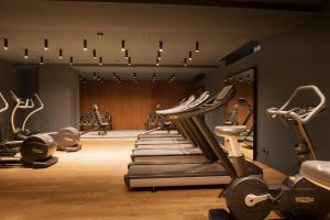 Fitness centrum a/nebo fitness zařízení v ubytování Kozmo Hotel Suites & Spa - Small Luxury Hotels of the World