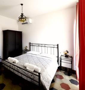 1 dormitorio con 1 cama con 2 toallas en Agriturismo Conca Sandra - Farm Stay on Lake Como, en Perledo