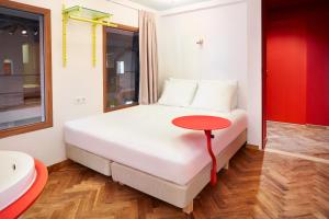 Postel nebo postele na pokoji v ubytování Hotel Not Hotel Rotterdam