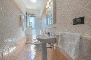 La salle de bains est pourvue d'un lavabo, de toilettes et d'un miroir. dans l'établissement Lorinne Vista Mare Torre Vado, à Torre Vado