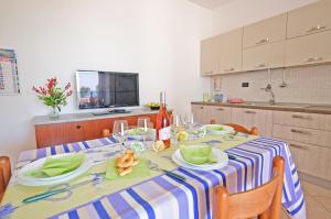 une table avec un chiffon de table rayé bleu et blanc dans l'établissement Lorinne Vista Mare Torre Vado, à Torre Vado