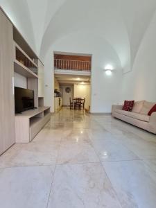 ein großes Wohnzimmer mit Sofa und TV in der Unterkunft Flat 24 Maggio in Lecce