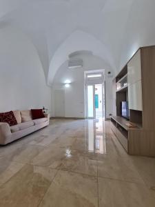 ein großes Wohnzimmer mit einem Sofa und einem Tisch in der Unterkunft Flat 24 Maggio in Lecce