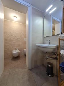 ein Bad mit einem Waschbecken und einem WC in der Unterkunft Flat 24 Maggio in Lecce