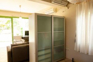 TV a/nebo společenská místnost v ubytování Brunello Seaside Apartments