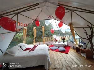 sypialnia w namiocie z łóżkiem i balonami w obiekcie Skyline Glamping Guasca w mieście Guasca