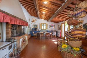 eine Küche und ein Esszimmer mit Körben an der Decke in der Unterkunft Ginestraio in Santalbino by VacaVilla in Sorrezzana