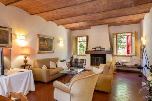 ein Wohnzimmer mit Sofas und einem Kamin in der Unterkunft Ginestraio in Santalbino by VacaVilla in Sorrezzana