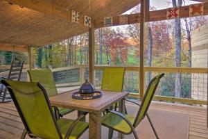 een afgeschermde veranda met een tafel en stoelen bij Scenic Hendersonville Escape - Pets Welcome! in Hendersonville