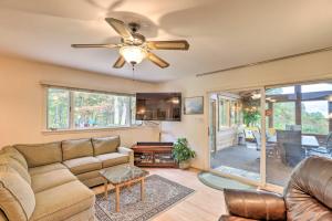 O zonă de relaxare la Stunning Fletcher Home Hot Tub and Fire Pit!