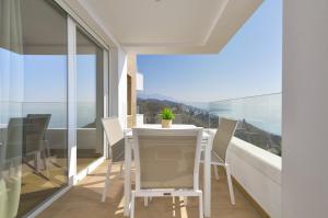 d'une salle à manger avec une table et des chaises sur un balcon. dans l'établissement Amplio apartamento vista mar frontal, à Torrox Costa