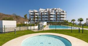 basen z budynkiem w tle w obiekcie Amplio apartamento vista mar frontal w mieście Torrox Costa