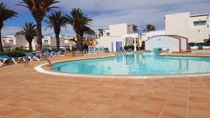 Bazén v ubytovaní CALIMA Lodge Corralejo alebo v jeho blízkosti