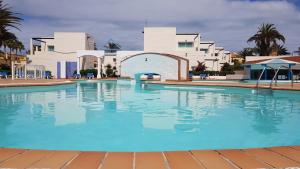 Bazén v ubytovaní CALIMA Lodge Corralejo alebo v jeho blízkosti