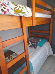 two bunk beds in a room with a small bed at Departamento en Reñaca ARRIENDO in Viña del Mar