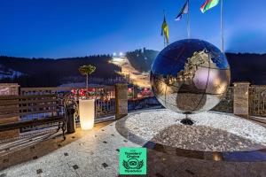 布克维MARION SPA Hotel & Spa - RENOVATION - Rooms, SPA area, Swimming pool, Reception, Restaurant, Lounge Bar, Hookah bar, Children's room, Parking, SPA and Breakfast included in the price的一个巨大的玻璃球体放置在建筑物顶部。