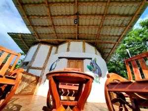 stół i krzesła pod dachem na patio w obiekcie The Jungle w mieście Mérida