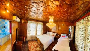 Ένα ή περισσότερα κρεβάτια σε δωμάτιο στο Dilshad Houseboats