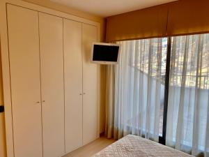 Una televisión o centro de entretenimiento en PROBER_SISCARO