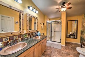 Un baño con dos lavabos y una ducha. en Hilltop Hideout with Peaceful Mountain Views, en Cleveland 22 fotos más