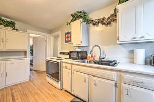 Kitchen o kitchenette sa Manistee House with Deck, Fire Pit and Sunroom!