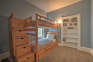 Двуетажно легло или двуетажни легла в стая в Manistee House with Deck, Fire Pit and Sunroom!