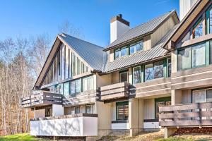 una casa con techo de metal en Lincoln Retreat with Village of Loon Amenity Access, en Lincoln