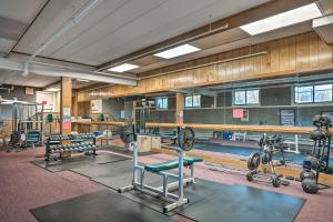 un gimnasio con mucho equipamiento en Lincoln Retreat with Village of Loon Amenity Access, en Lincoln