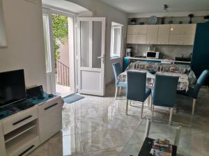 kuchnia i jadalnia ze stołem i krzesłami w obiekcie Beautiful 3-Bed Villa in Zaton Mali w mieście Zaton Doli